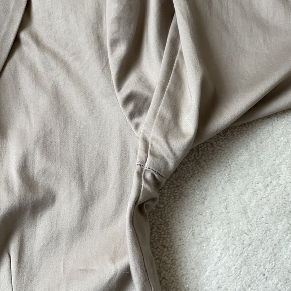 Chic cropped Trench Coat with Metal Stud detailing on Collar - Picture 7 of 16